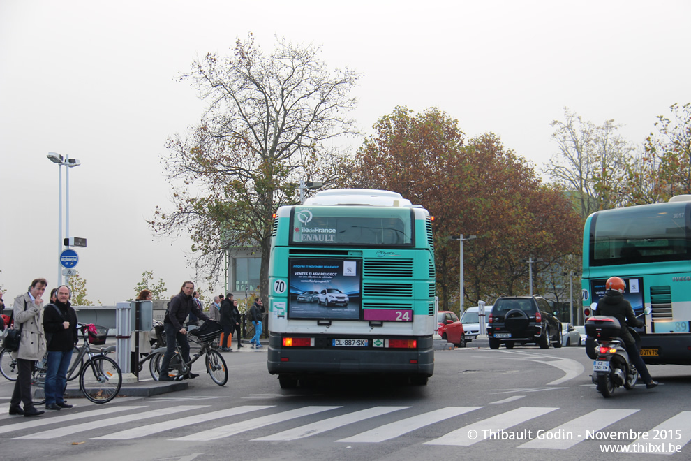 Bus 7021 (CL-887-SK) sur la ligne 24 (RATP) à Gare d'Austerlitz (Paris)