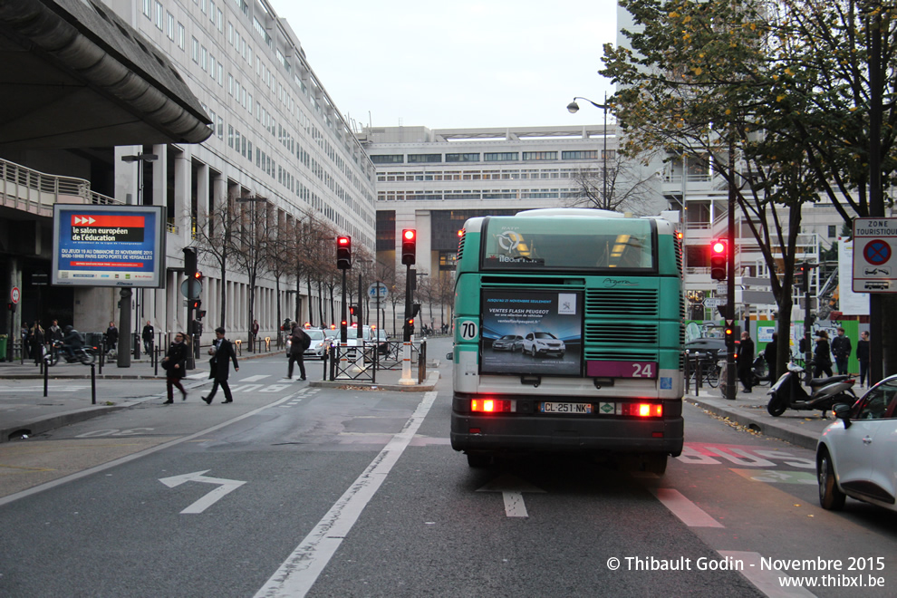 Bus 7027 (CL-251-NK) sur la ligne 24 (RATP) à Gare de Lyon (Paris)