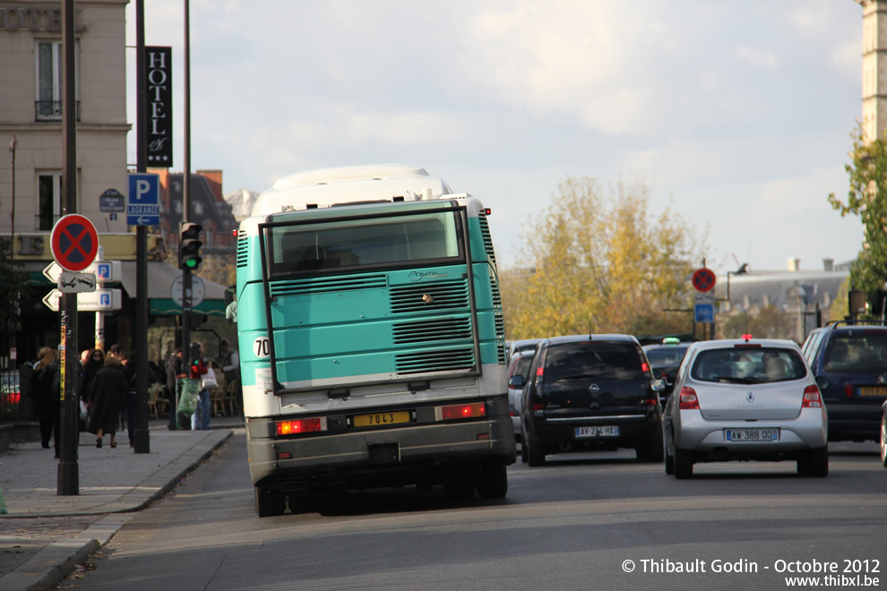 Bus 7043 sur la ligne 24 (RATP) à Saint-Michel (Paris)