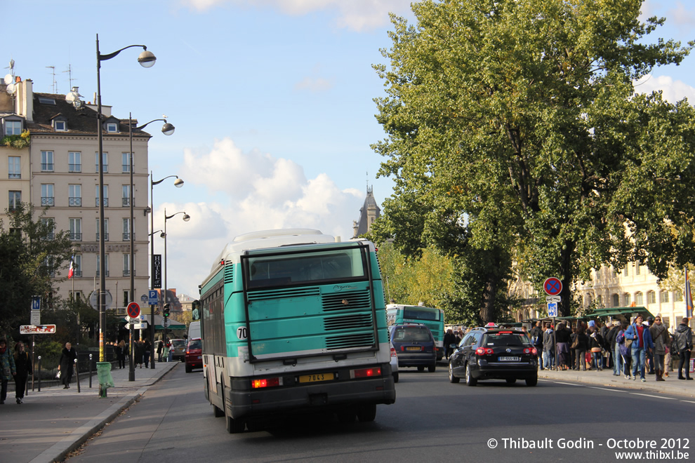 Bus 7043 sur la ligne 24 (RATP) à Saint-Michel (Paris)