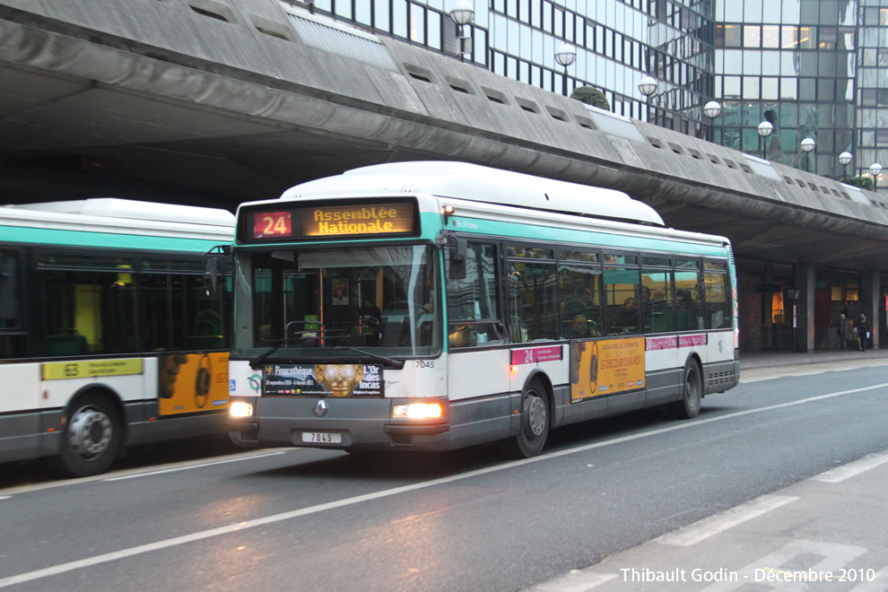 Bus 7045 sur la ligne 24 (RATP) à Gare de Lyon (Paris)