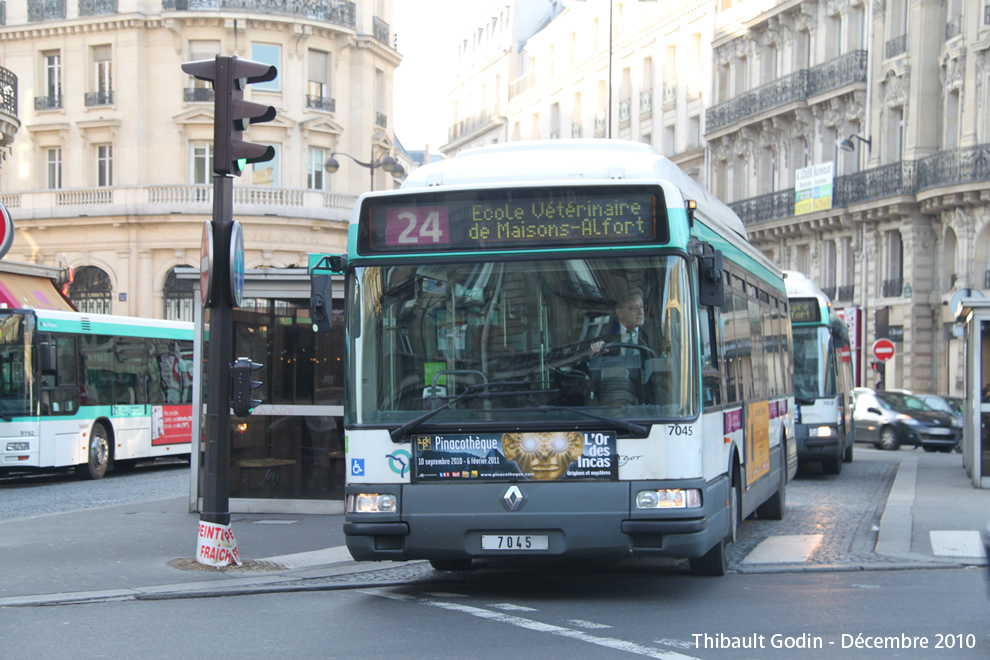Bus 7045 sur la ligne 24 (RATP) à Gare Saint-Lazare (Paris)