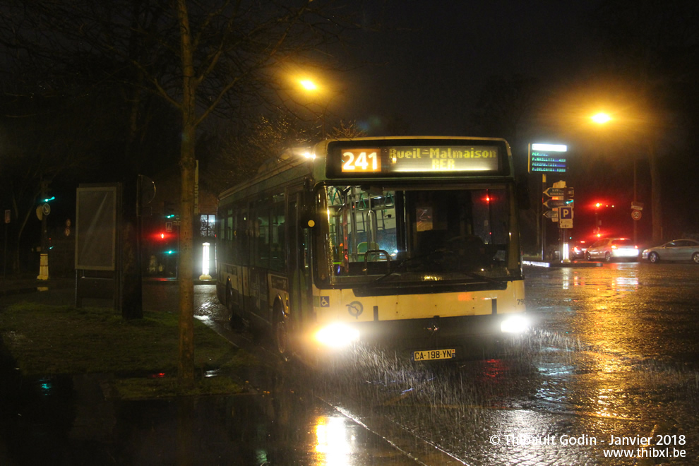 Bus 7901 (CA-198-YN) sur la ligne 241 (RATP) à Porte d'Auteuil (Paris)