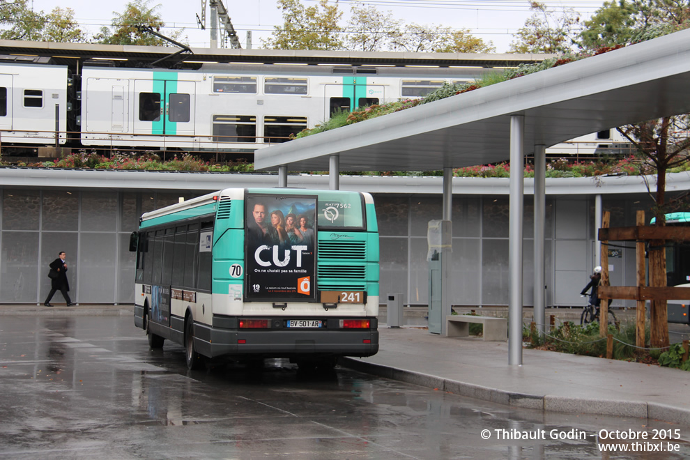 Bus 7562 (BV-501-AR) sur la ligne 241 (RATP) à Rueil-Malmaison