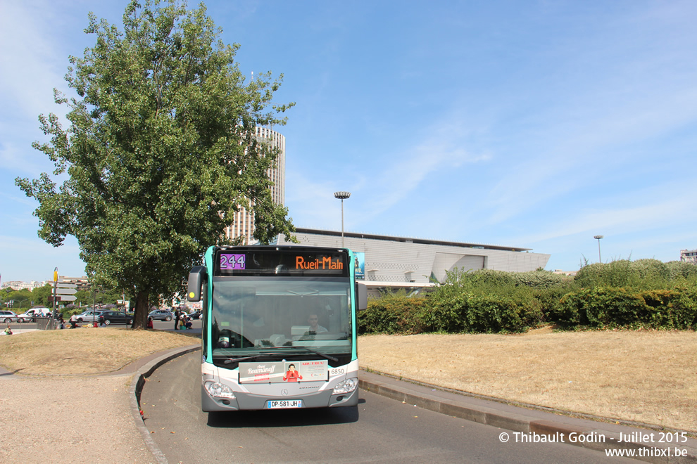 Bus 6850 (DP-581-JH) sur la ligne 244 (RATP) à Porte Maillot (Paris)
