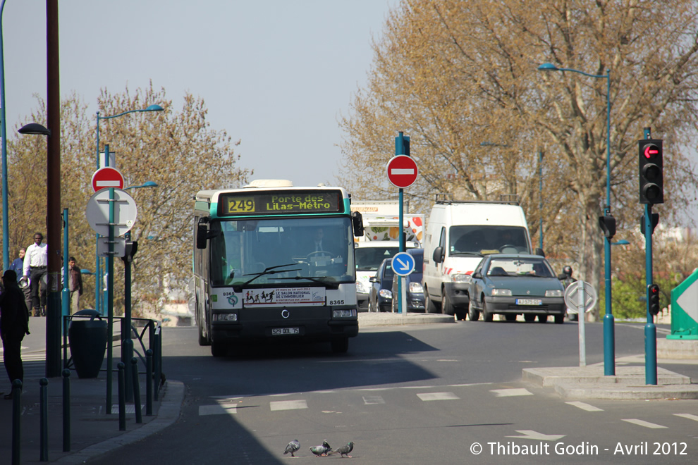 Bus 8365 (529 QDL 75) sur la ligne 249 (RATP) à Pantin