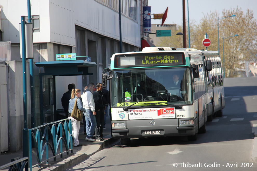 Bus 8370 (210 QDV 75) sur la ligne 249 (RATP) à Pantin