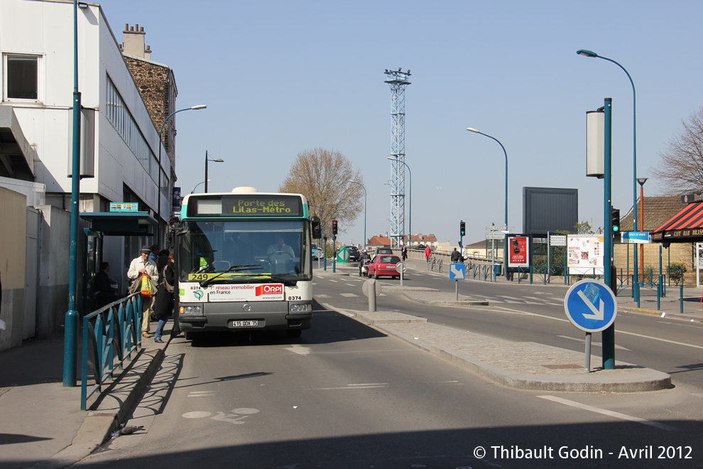 Bus 8374 (415 QDX 75) sur la ligne 249 (RATP) à Pantin