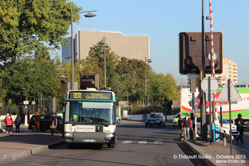 Bus 8370 (210 QDV 75) sur la ligne 249 (RATP) à Porte des Lilas (Paris)