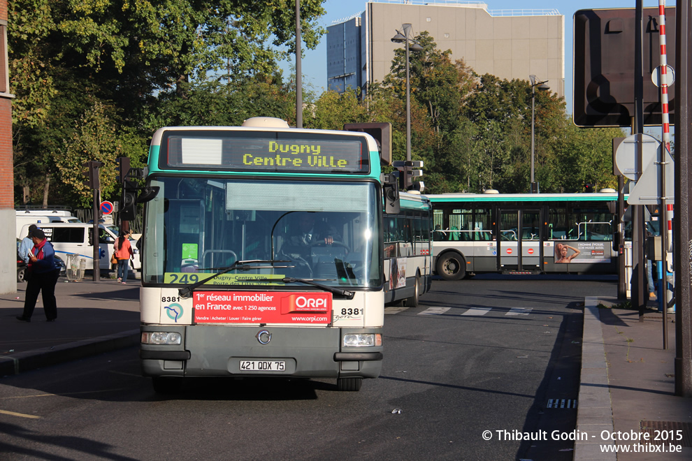 Bus 8381 (421 QDX 75) sur la ligne 249 (RATP) à Porte des Lilas (Paris)