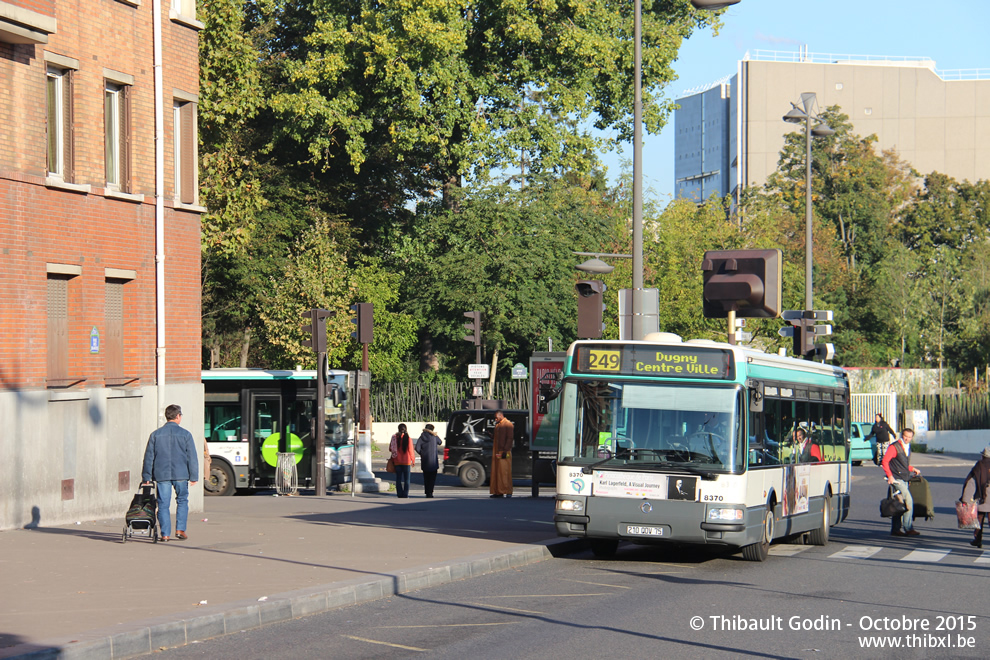 Bus 8370 (210 QDV 75) sur la ligne 249 (RATP) à Porte des Lilas (Paris)