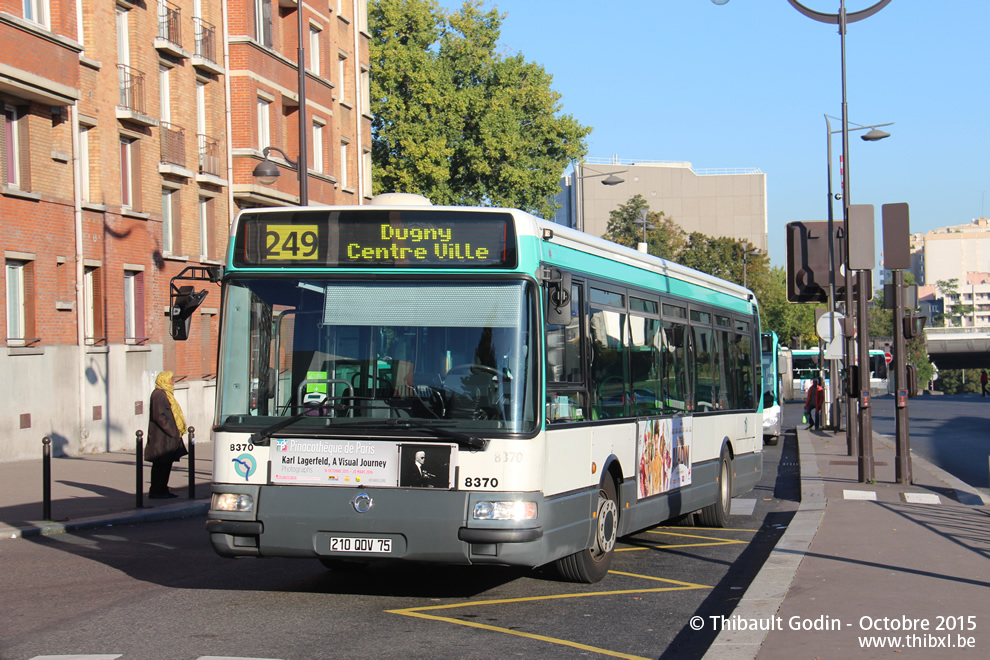 Bus 8370 (210 QDV 75) sur la ligne 249 (RATP) à Porte des Lilas (Paris)