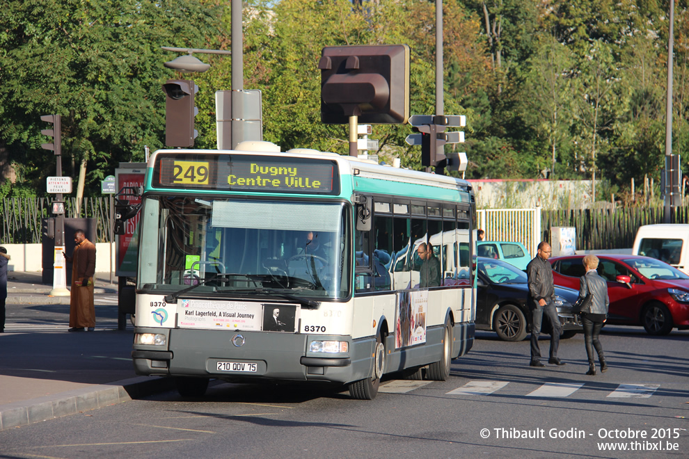 Bus 8370 (210 QDV 75) sur la ligne 249 (RATP) à Porte des Lilas (Paris)