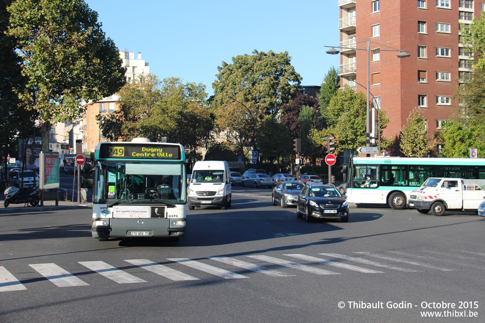 Bus 8370 (210 QDV 75) sur la ligne 249 (RATP) à Porte des Lilas (Paris)