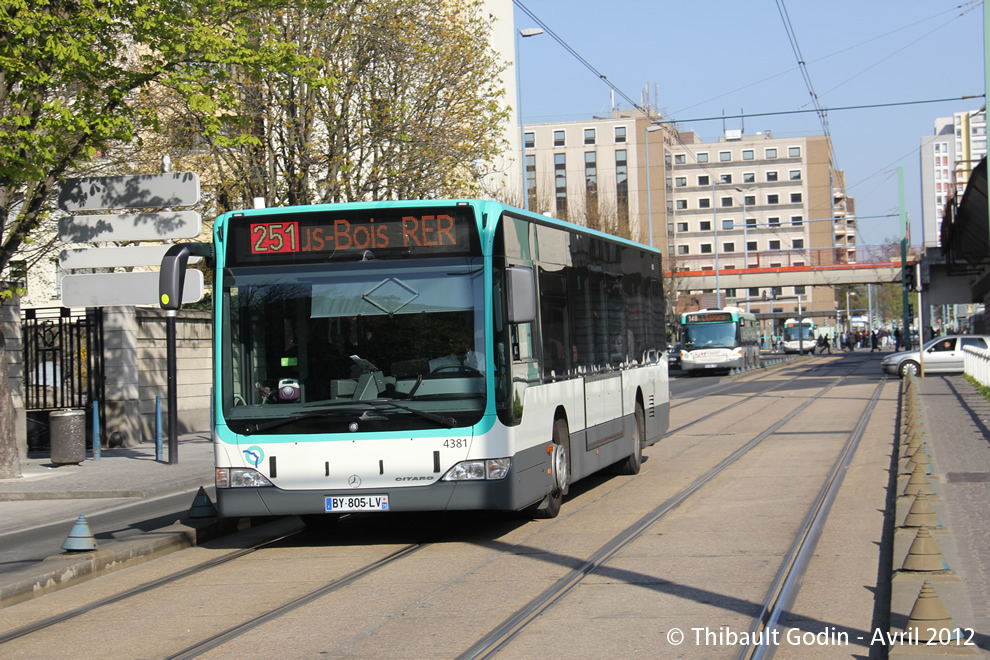 Bus 4381 (BY-805-LV) sur la ligne 251 (RATP) à Bobigny