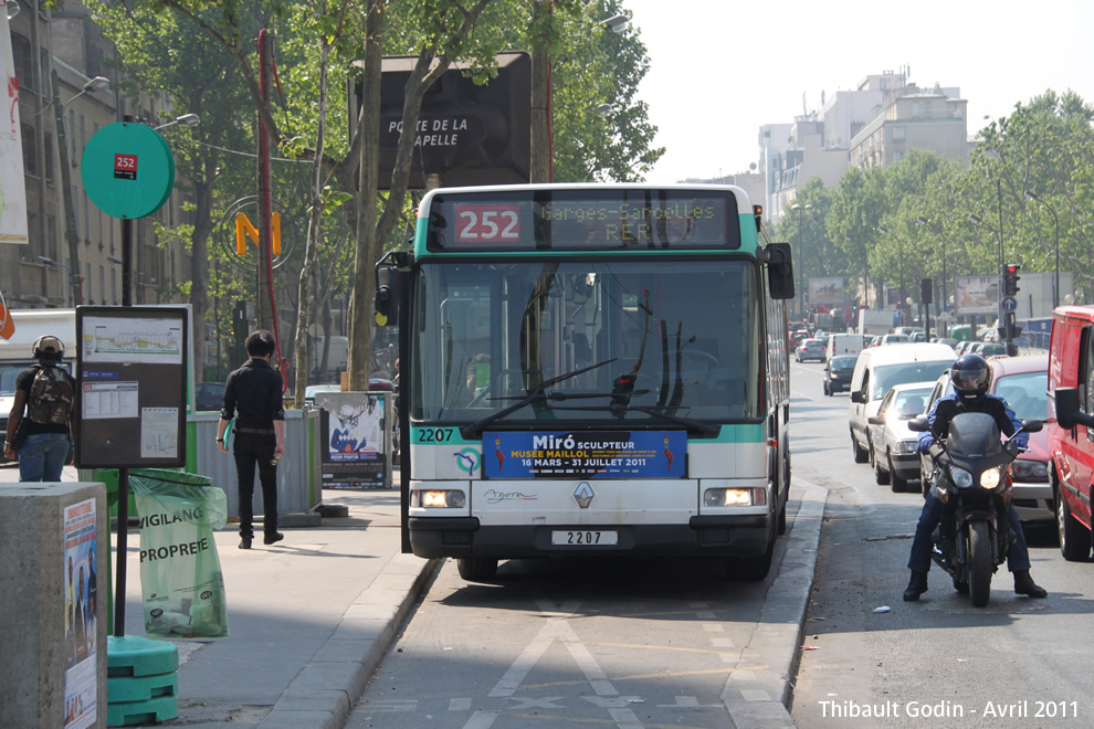 Bus 2207 sur la ligne 252 (RATP) à Porte de la Chapelle (Paris)