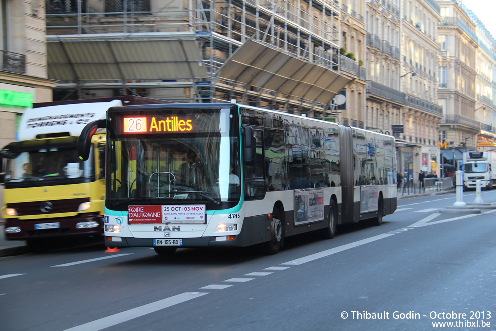 Bus 4745 (BN-155-BD) sur la ligne 26 (RATP) à Gare Saint-Lazare (Paris)