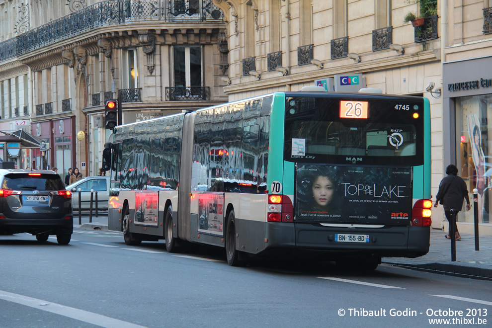 Bus 4745 (BN-155-BD) sur la ligne 26 (RATP) à Trinité - d'Estienne d'Orves (Paris)