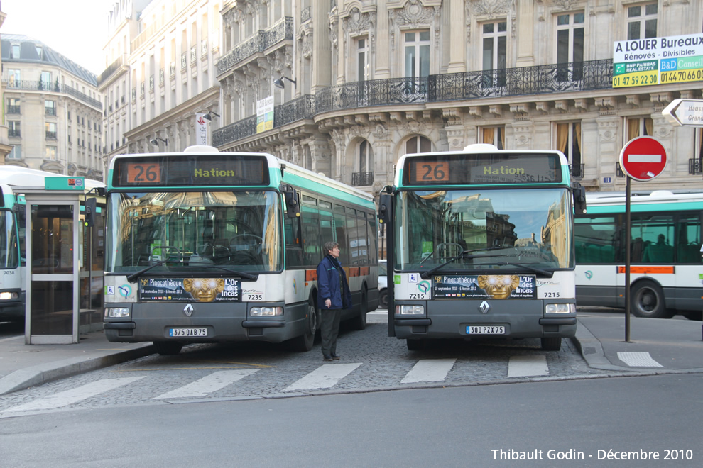 Bus 7235 (375 QAB 75) et 7215 (300 PZX 75) sur la ligne 26 (RATP) à Gare Saint-Lazare (Paris)