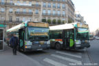 Bus 7235 (375 QAB 75) et 7215 (300 PZX 75) sur la ligne 26 (RATP) à Gare Saint-Lazare (Paris)