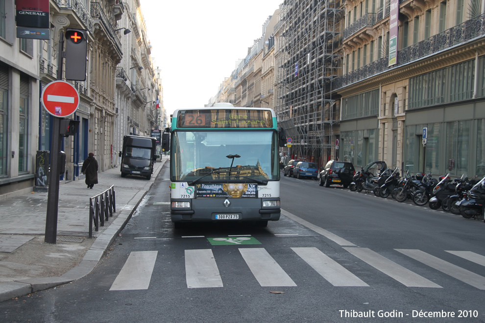 Bus 7215 (300 PZX 75) sur la ligne 26 (RATP) à Trinité - d'Estienne d'Orves (Paris)