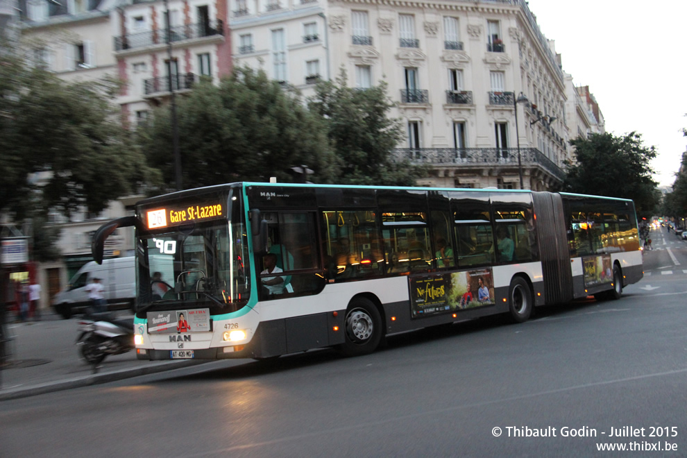 Bus 4726 (AC-182-TV) sur la ligne 26 (RATP) à Notre-Dame-de-Lorette (Paris)