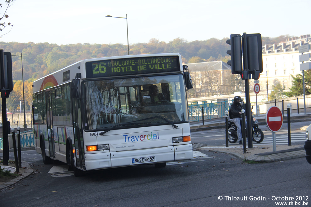 Bus 03064 (653 DWP 92) sur la ligne 26 (Traverciel) à Boulogne-Billancourt