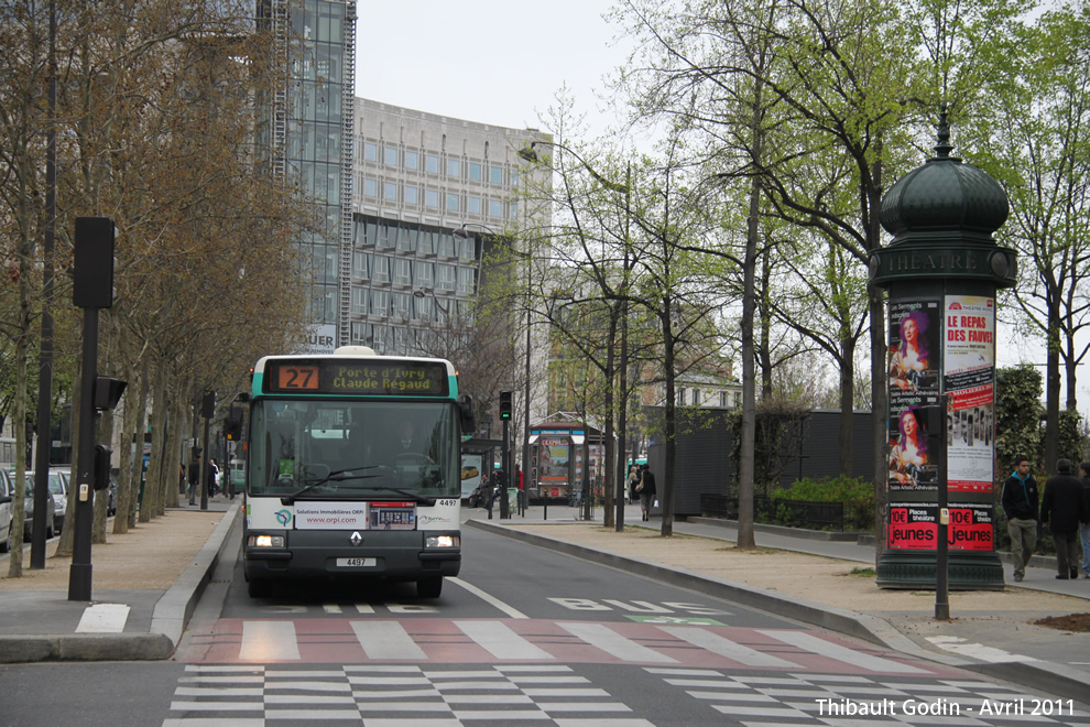 Bus 4497 sur la ligne 27 (RATP) à Place d'Italie (Paris)