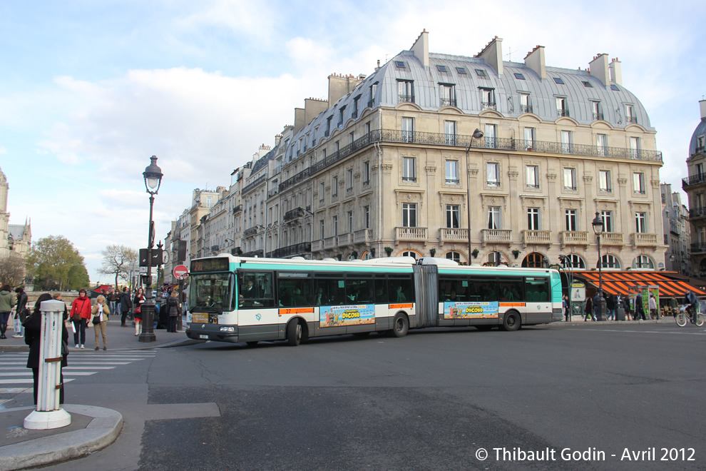 Bus 4512 sur la ligne 27 (RATP) à Saint-Michel (Paris)