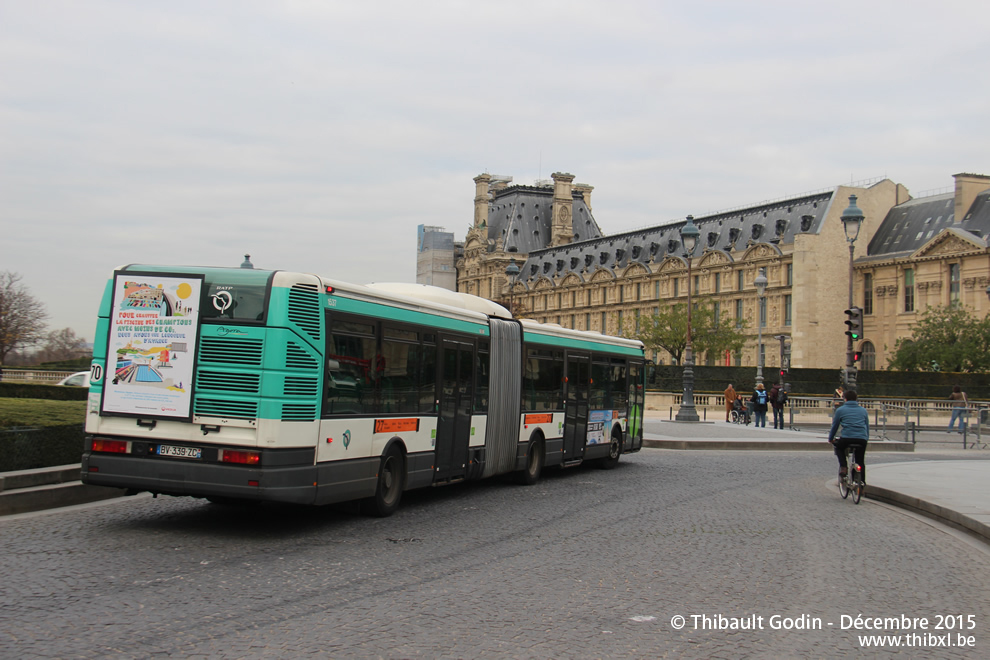 Bus 1537 (BV-339-ZC) sur la ligne 27 (RATP) à Musée du Louvre (Paris)