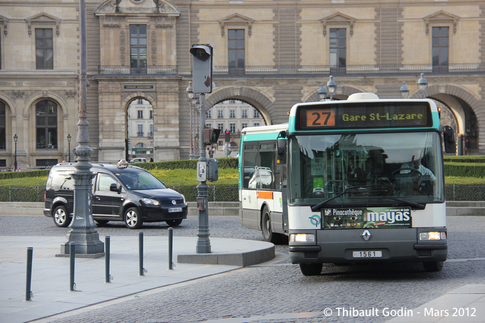 Bus 1561 sur la ligne 27 (RATP) à Musée du Louvre (Paris)
