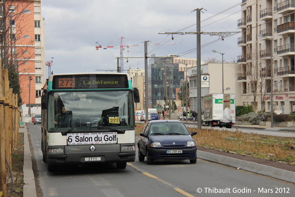 Bus 2711 sur la ligne 272 (RATP) à Courbevoie