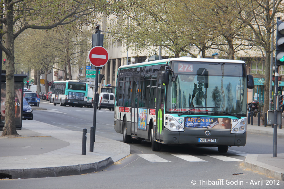 Bus 3251 (588 RDX 75) sur la ligne 274 (RATP) à Saint-Denis