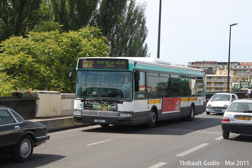 Bus 7951 sur la ligne 275 (RATP) à Levallois-Perret