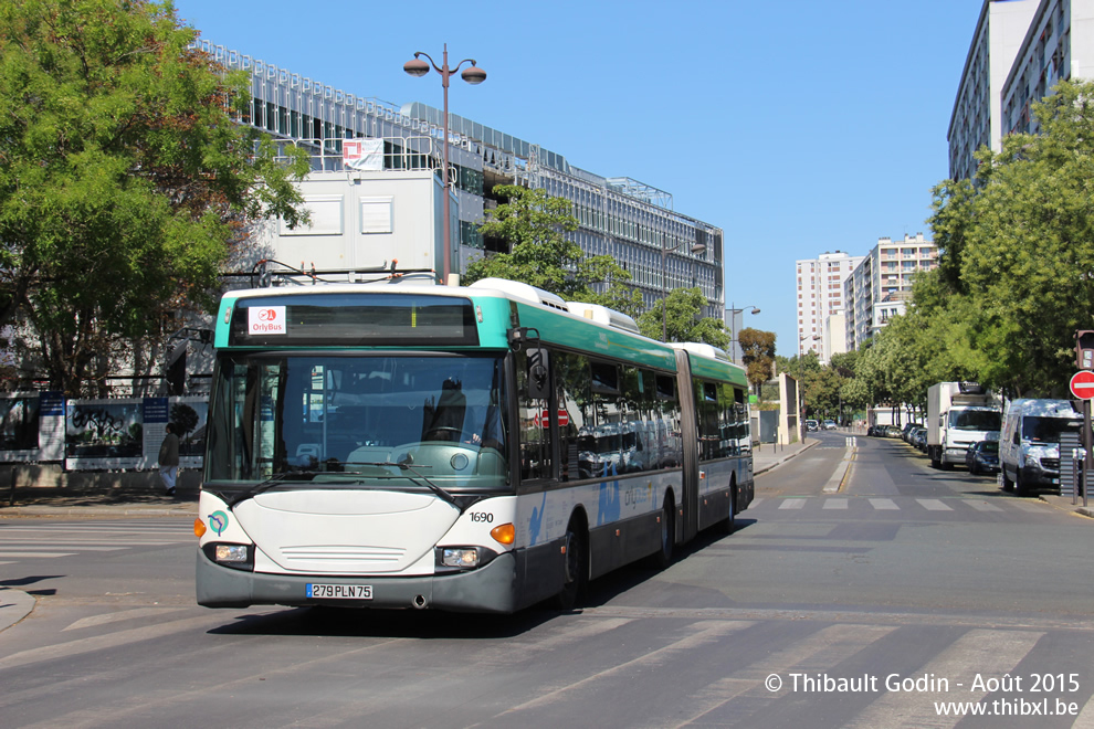 Bus 1690 (279 PLN 75) sur la ligne 283 (Orlybus - RATP) à Glacière - Tolbiac (Paris)
