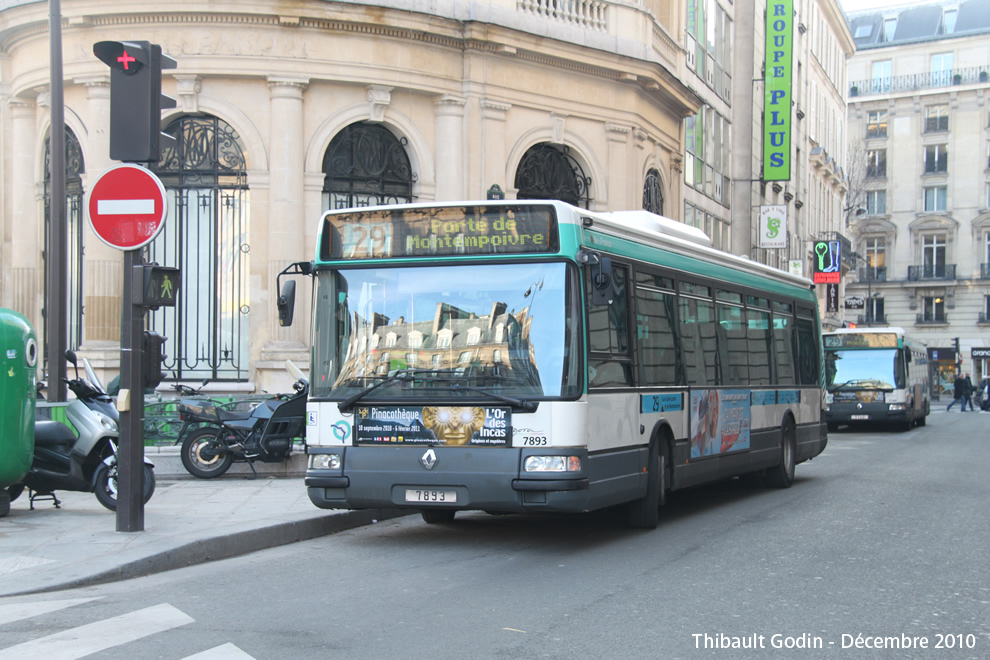 Bus 7893 sur la ligne 29 (RATP) à Gare Saint-Lazare (Paris)