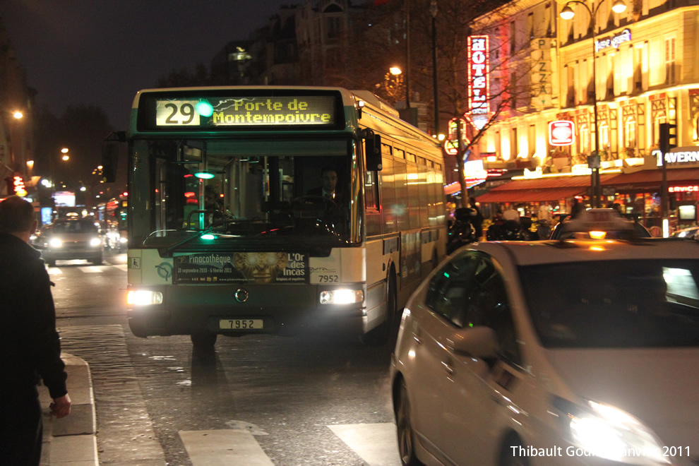 Bus 7952 sur la ligne 29 (RATP) à Gare de Lyon (Paris)