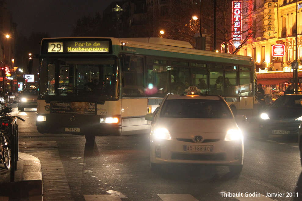 Bus 7952 sur la ligne 29 (RATP) à Gare de Lyon (Paris)