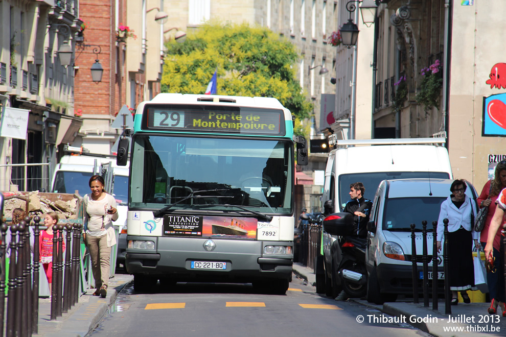 Bus 7892 (CC-221-BQ) sur la ligne 29 (RATP) à Francs Bourgeois (Paris)