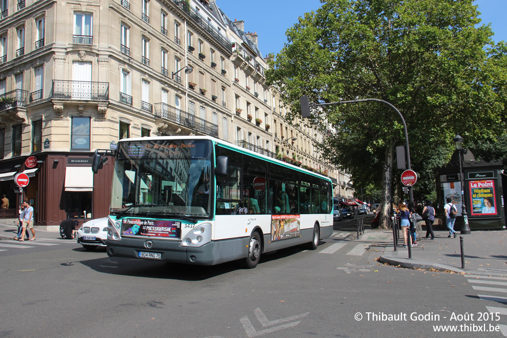 Bus 3437 (904 RNG 75) sur la ligne 30 (RATP) à Pigalle (Paris)