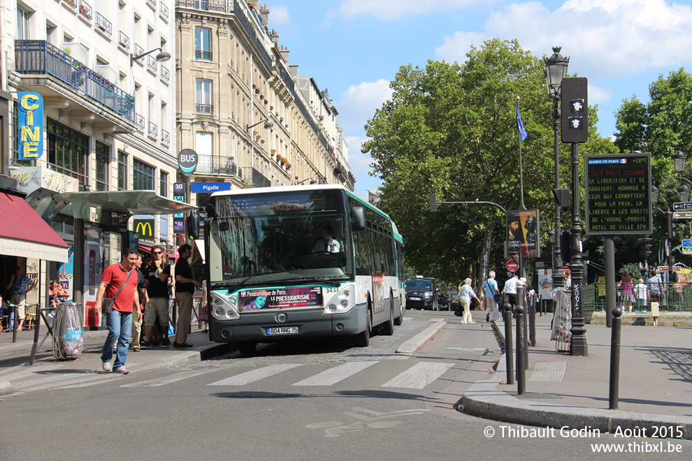 Bus 3437 (904 RNG 75) sur la ligne 30 (RATP) à Pigalle (Paris)