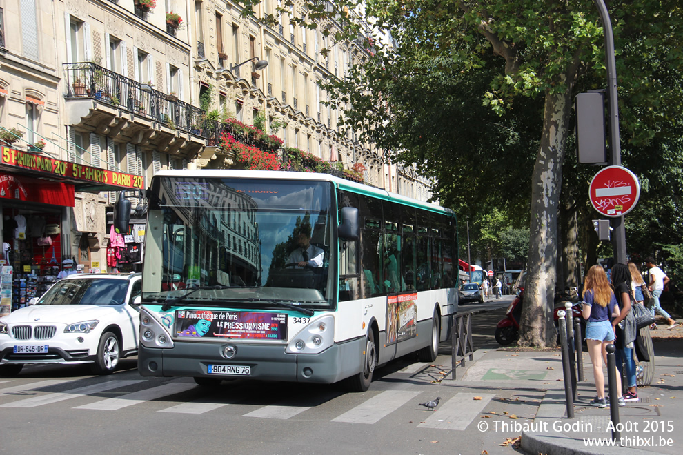 Bus 3437 (904 RNG 75) sur la ligne 30 (RATP) à Pigalle (Paris)