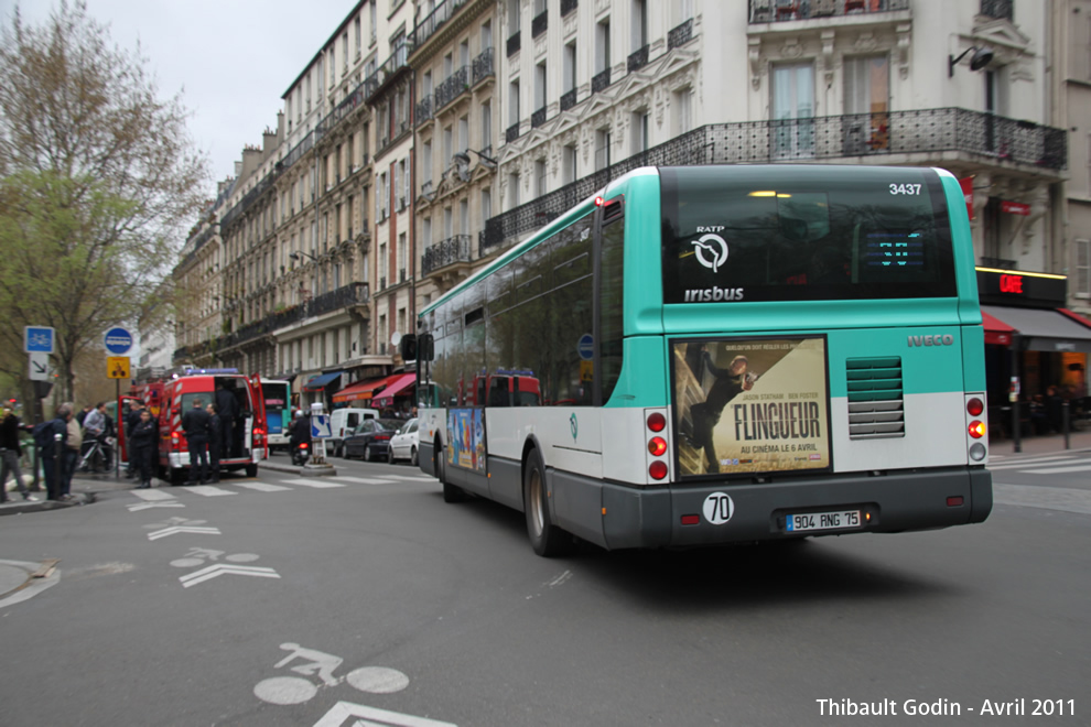 Bus 3437 (904 RNG 75) sur la ligne 30 (RATP) à Pigalle (Paris)