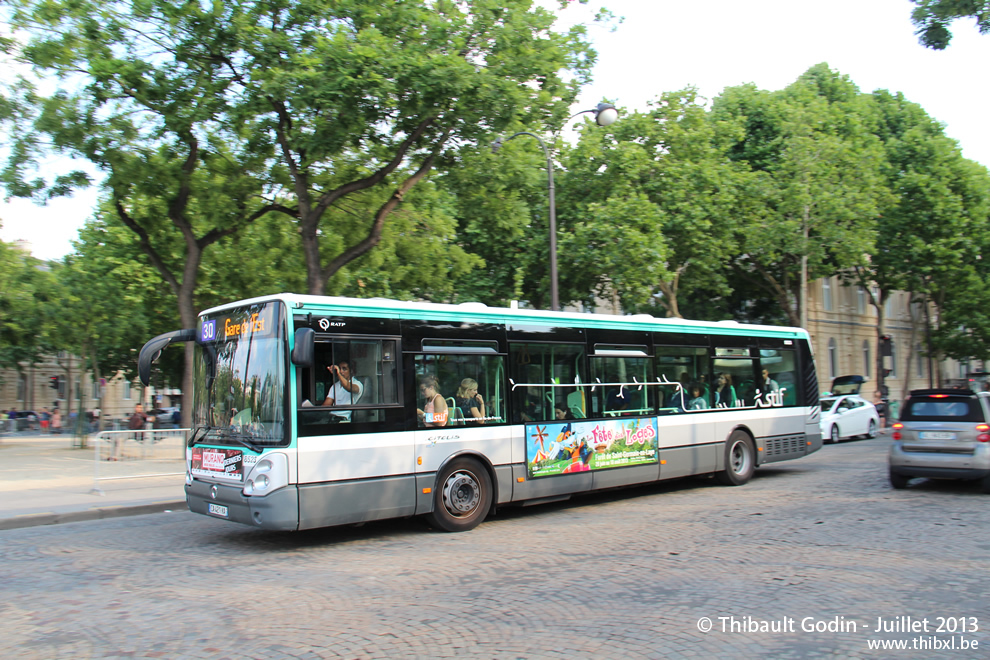 Bus 8523 (CA-421-XA) sur la ligne 30 (RATP) à Charles de Gaulle – Étoile (Paris)