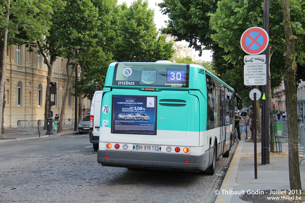 Bus 5255 (BV-976-TZ) sur la ligne 30 (RATP) à Charles de Gaulle – Étoile (Paris)