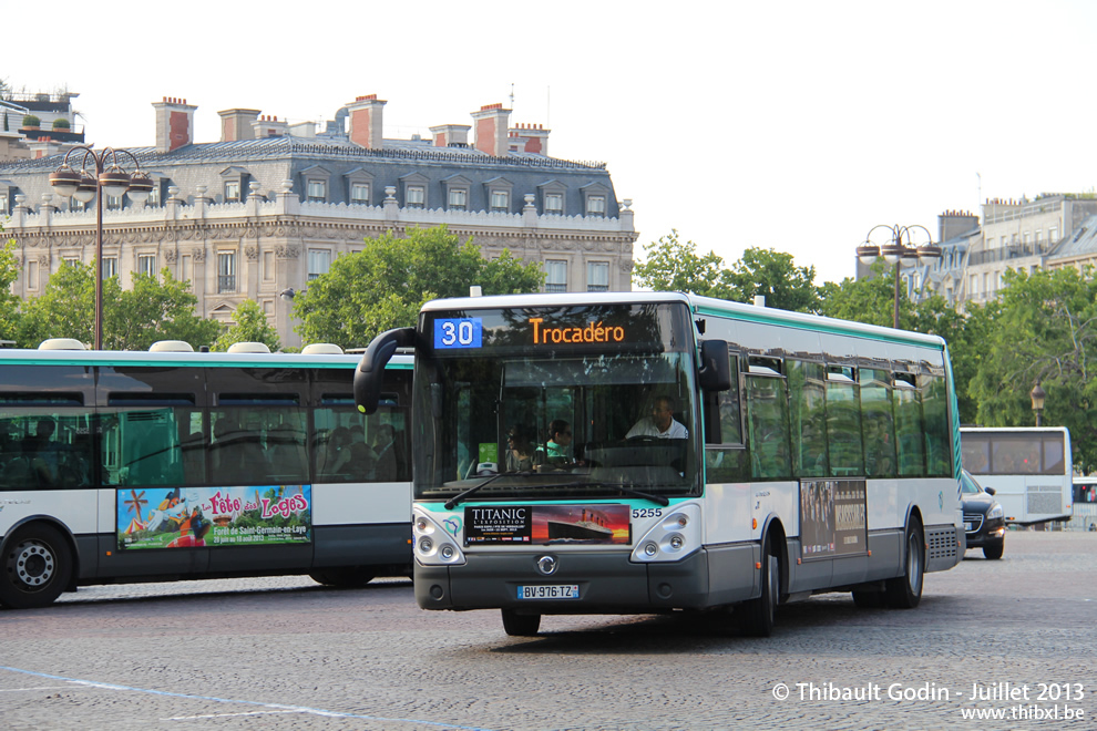 Bus 5255 (BV-976-TZ) sur la ligne 30 (RATP) à Charles de Gaulle – Étoile (Paris)