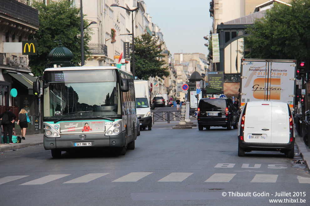 Bus 3432 (547 RNA 75) sur la ligne 30 (RATP) à Gare de l'Est (Paris)