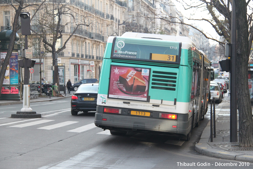 Bus 1713 sur la ligne 31 (RATP) à Wagram (Paris)