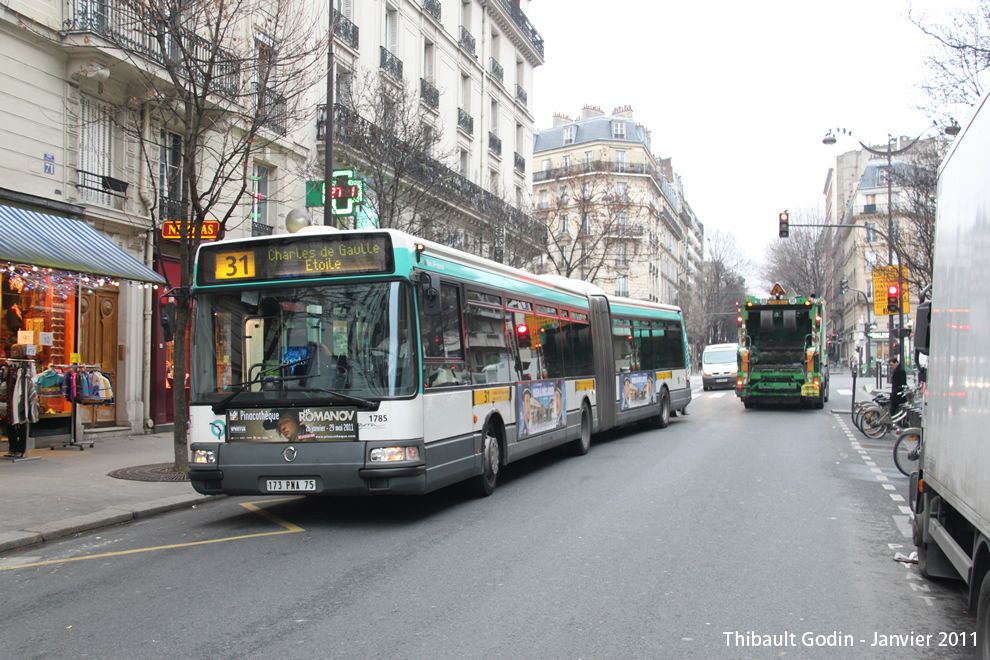 Bus 1785 (173 PNA 75) sur la ligne 31 (RATP) à Guy Môquet (Paris)