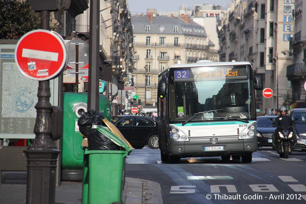 Bus 8538 (CC-014-GK) sur la ligne 32 (RATP) à Notre-Dame-de-Lorette (Paris)